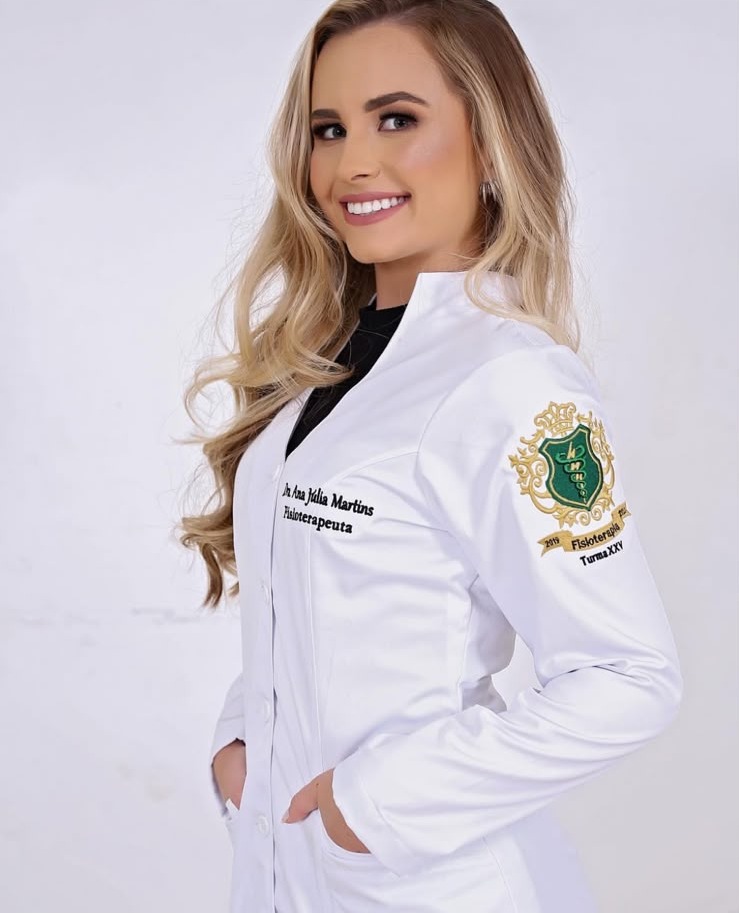 Ana Julia Martins, fisioterapeuta, de jaleco