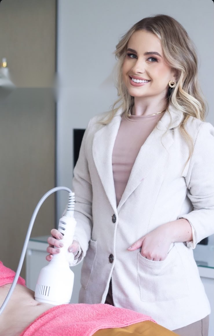 Ana Julia Martins realizando tratamento de flacidez com radiofrequência
