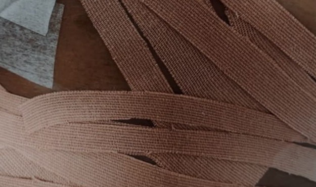Bandagens de taping aplicadas em paciente no pós-lipo